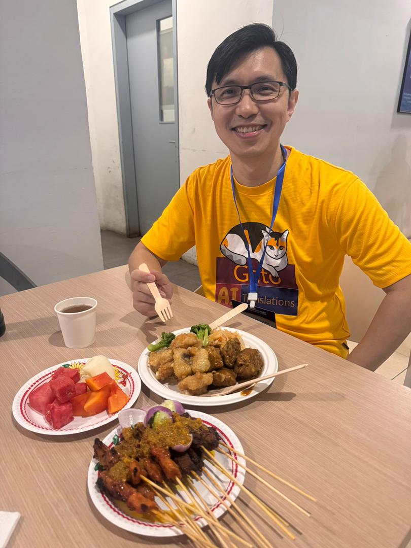 WordCamp Malaysia 2025에서 사테이를 즐기는 Gato 친구 David Wang